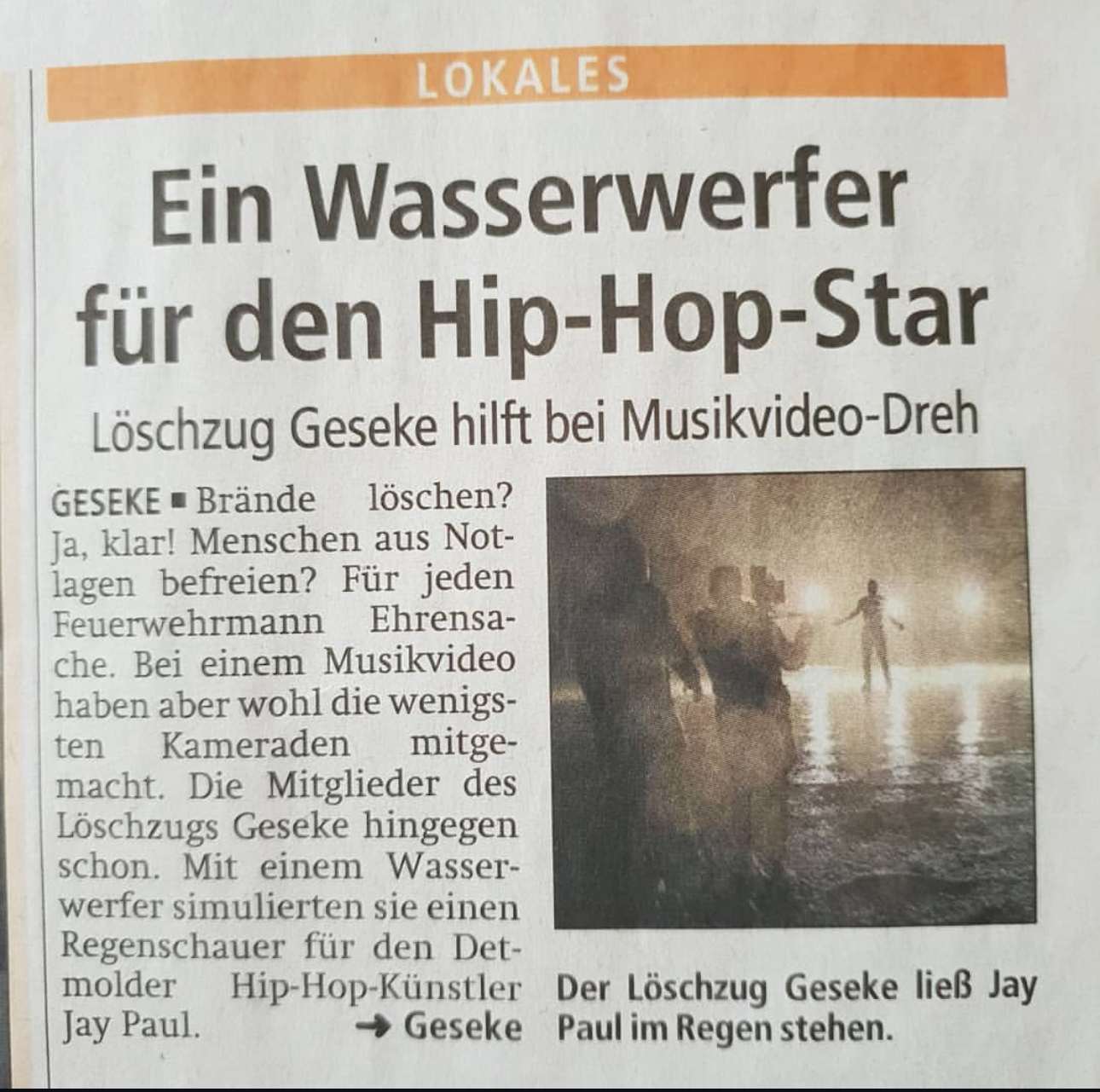Detail aus dem Zeitungsartikel über den Musikvideodreh mit Feuerwehrregen
